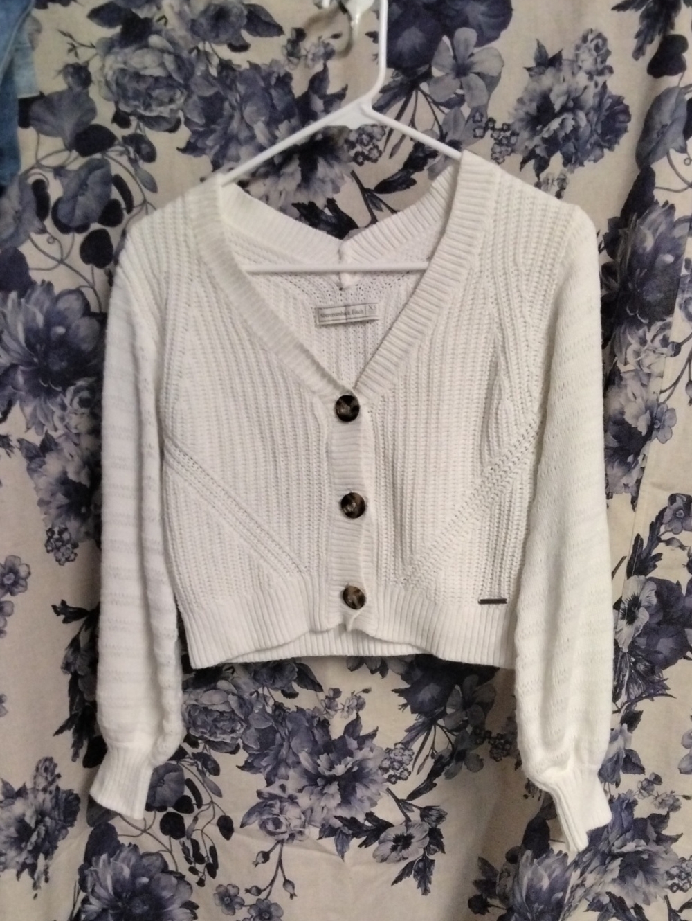 Abercrombie & Fitch White Cropped V-Neck Button Cardigan